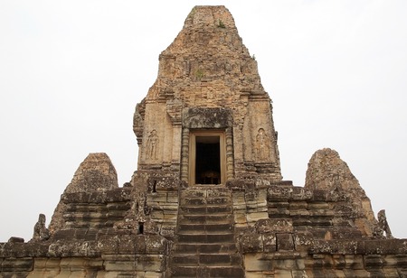 The central tower on the upper terrace at the Pre Rup temple ruins, Angkor, Siem Reap, Cambodia. Pre Rup was built in the second half of 10th century. It is a temple mountain of combined brick, laterite and sandstone.の写真素材
