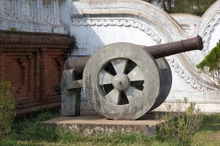 Cannon at the Bago Golden Palace Bago Myanmar. The Golden Palace is the reconstruction of the original Royal palace from the secon half of 16th century. It was rebuilt following the original design and give a good impression of the splendor of the second のeditorial素材