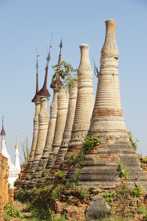 Shwe Inn Dain Pagoda complex, Indein village, Inle Lake, Myanmar. Shwe Inn Dain and its 1054 pagodas history is shrouded in mystery: Myanmar historical records make no mention of its construction. One theory puts its beginnings at 300-200 BCの写真素材