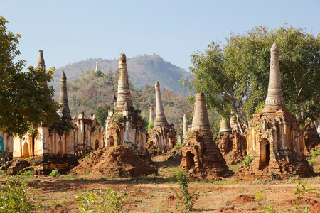 Shwe Inn Dain Pagoda complex, Indein village, Inle Lake, Myanmar. Shwe Inn Dain and its 1054 pagodas history is shrouded in mystery: Myanmar historical records make no mention of its construction. One theory puts its beginnings at 300-200 BCの写真素材