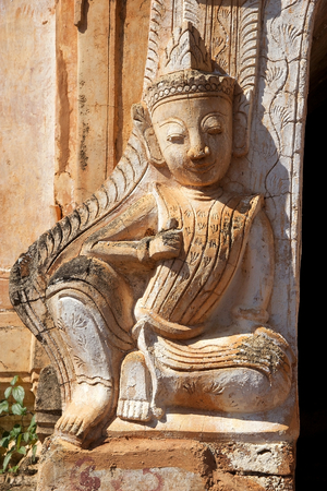 Sculpture at the entrance of one pagoda at the Shwe Inn Dain Pagoda complex, Indein village, Inle Lake, Myanmar. Shwe Inn Dain and its 1054 pagodas history is shrouded in mystery: Myanmar historical records make no mention of its construction. One theory の写真素材