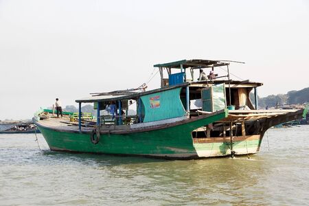 Traditional burmese boat on the Irrawaddy river at Mandalay, Myanmar. The Irrawaddy river flows from North to South through Burma. It is the country's largest river and most important commercial waterway.のeditorial素材