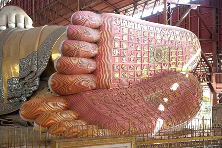 The giant reclining Buddha footprint contains 108 marks at the Chaukhtatgyi Buddha Temple, Yangon, Myanmar. The temple houses one of the most revered reclining Buddha in the Country. The Buddha image was 66 metres long and one of the largest in Myanmar. Tのeditorial素材