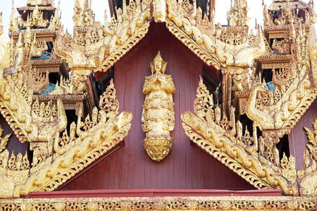 Architecture details of the Shwedagon Pagoda, a gilded stupa located in Yangon, Myanmar. The 99 metres tall pagoda is situated on Singuttare Hill, to the West of Kandawgyi Lake and dominates the Yangon skyline. It is the most sacred Buddhist pagoda in Myaのeditorial素材