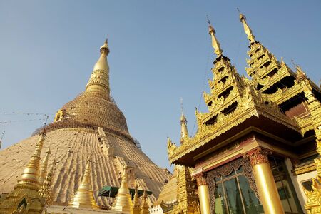 Shwedagon Pagoda is a gilded stupa located in Yangon, Myanmar. The 99 metres tall pagoda is situated on Singuttare Hill, to the West of Kandawgyi Lake and dominates the Yangon skyline. It is the most sacred Buddhist pagoda in Myanmar.のeditorial素材