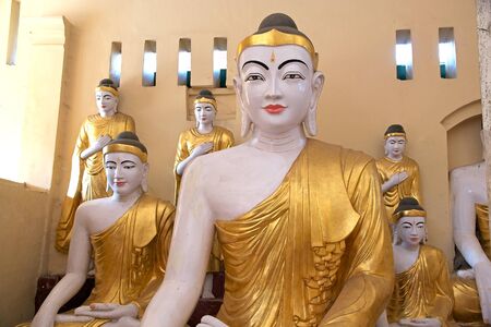 Buddha image in a temple in the courtyard of the Shwedagon Pagoda, a gilded stupa located in Yangon, Myanmar. The 99 metres tall pagoda is situated on Singuttare Hill, to the West of Kandawgyi Lake and dominates the Yangon skyline. It is the most sacred Bのeditorial素材
