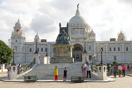 Queen Victoria statue and Victoria Memorial in the background, Kolkata, West bengal, India. Victoria Memorial is a large marble building which was built between 1906 and 1921. It is dedicated to the memory of Queen Victoria (1819-1901) and is now a museumのeditorial素材