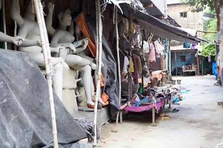 Traditional potters are resting themself along the street in Kumortuli, the traditional potters' quarter in northern Kolkata, West Bengal, India. This Kolkata neighbourhood not only supplies clay idols of Hindu Gods in Kolkata, but a number of idols are eのeditorial素材