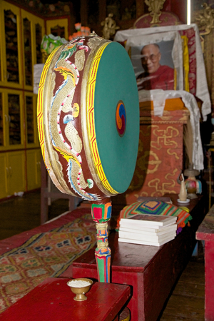 Traditional drum at the Yiga choeling Monastery, Ghoom, Darjeeling, West Bengal, India. Yiga Choeling Monastery, located at Ghoom, 8 Km from Darjeeling at an elevation of 8000 feet, is the first Tibetan monastery to be built in Dajeerling region. It was cのeditorial素材