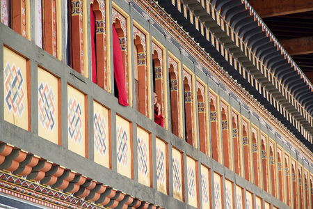 Buddhist monk at the window at the Trashi Chhoe Dzong, Thimphu, Bhutan. Trashi Chhoe Dzong is a Buddhist monastery and fortress on the northern edge of the city of Thimphu. It has traditionally been the seat of the Druk desi, the head of Bhutan's civil goのeditorial素材