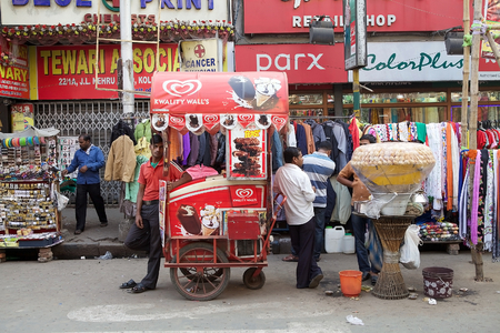 Ice cream and street food for sale near the New Market, Kolkata, india. New Market is an enclosed market located in Lindsay Street. The streets around the New Market are used to be an upscale shopping areaのeditorial素材