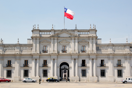 Flag of Chile on the La Moneda Palace, Santiago de Chile, Chile. La Moneda Palace is the seat of the President of the Republic of Chile. It was designed by italian architect Joaquin Toesca. Construction began in 1784. During the military coup d'etat, the のeditorial素材