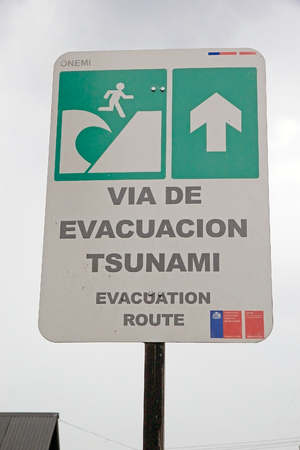 Chilean tsunami warning sign in the town of Curaco de Velez in Quinchao Island, Chiloe Archipelago, Chile.のeditorial素材