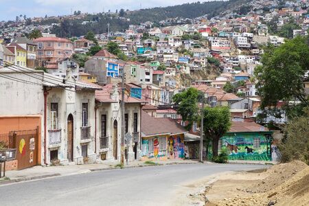 Urban street in Valparaiso, Chile, with the Pacific Ocean in the background.のeditorial素材