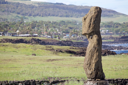 Moai at the Tahai Ceremonial Complex at Easter Island, Rapa Nui, Chile. Easter Island is a Chilean island in the southeastern Pacific Ocean. It is famous for its 887 extant monumental statues called moaiのeditorial素材