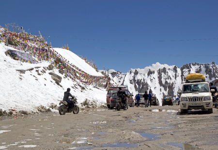 Khardung Pass in Ladakh, India. The Khardung Pass is the higest vehicle accessible pass in the world.のeditorial素材