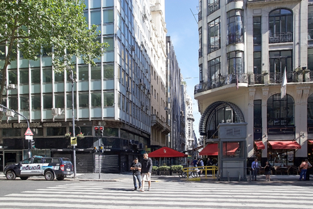 Police car along the Avenida the Mayo, Mayo Avenue, in Buenos Aires.のeditorial素材