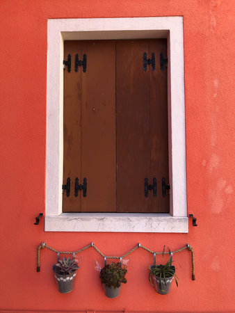 Brightly colored houses at Burano, island in the Venetian Lagoon in northern Italy, Venice, Italy. Burano is a island near Torcello at the northern end of the lagoon. The primary economy is tourism.の写真素材