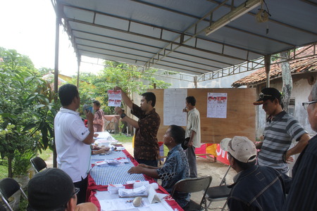 Voters cast their ballots at the polls to choose a new president of Indonesia, 9 July 2014のeditorial素材