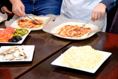 pizza children on a master class at the restaurantの写真素材