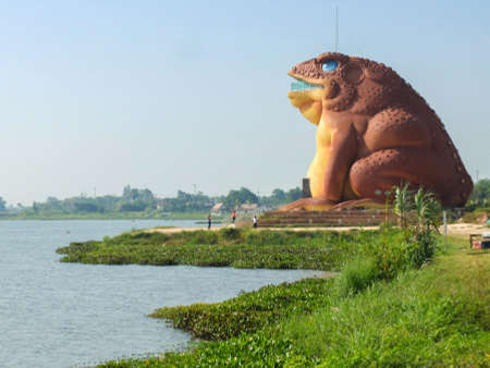 YASOTHON, THAILAND - OCT 4, 2015: Statue of Phaya Kan Kark or Toad King in Yasothon, Thailand.のeditorial素材