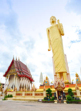 Roi et, Thailand - Aug 23, 2016 : The Tallest standing Buddha image in Thailand and The Sixth in the world with  it's 67.8m tall at Burapapiram Templeのeditorial素材