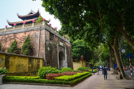 Hanoi, Vietnam - Feb 21, 2017 : Tourists visiting  Hanoi Old Citadel  Northern Gate (Thanh Hanoi)のeditorial素材