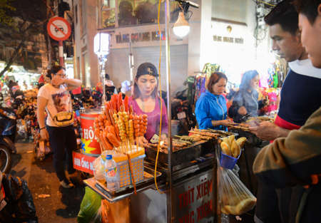 Hanoi, Vietnam - Feb 19, 2107  :  a Women selling sausage at Hanoi night walking streetのeditorial素材