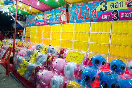 Roiet, Thailand - 20 Feb, 2018 ::  Balloons Darts Game  at "Boon Koon Lan" Temple fair in  Kasetwisai town, Roiet, Thailandのeditorial素材