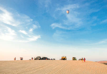 Off road car vehicle in white sand dune desert at Mui Ne, Vietnamのeditorial素材