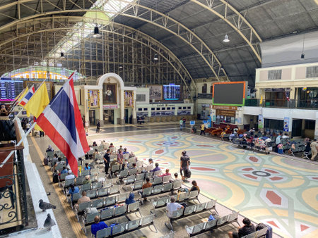 Bangkok, Thailand - May 28 2022 : People waiting for boarding the train at Bangkok Hua Lamphong station, Thailand's Grand Central Railwayのeditorial素材