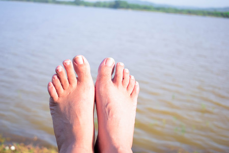 WOMEN FEET TOWARDS WATERの写真素材