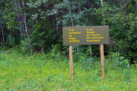 And it is unlawful to feed wildlife sign.の写真素材