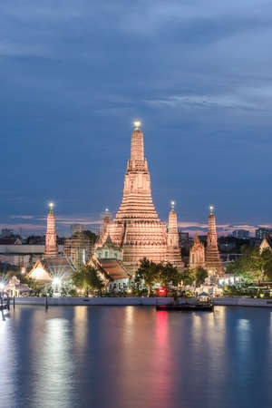 Night view of Wat Arun temple and Chao Phraya River, Bangkok, Thailandの写真素材