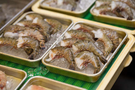 King prawn, Large king prawn put selling on ice in fresh market with price tag in Japanese market, Osaka, Japanの写真素材