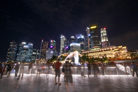 SINGAPORE-JULY 7, 2017 : Tourists taking pictures in front of Merlion.のeditorial素材