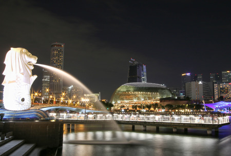 Singapore - JULY 7, 2017 : Merlion statue fountain in Merlion Park and Singapore city skyline at night.のeditorial素材