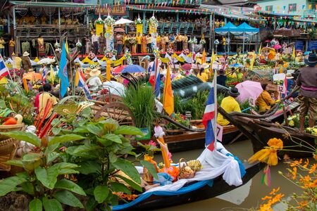 AYUTTHAYA, THAILAND - July 27, 2018 : Traditional parading of candles to temple by the river ceremony on The Buddhist Lent Day.のeditorial素材