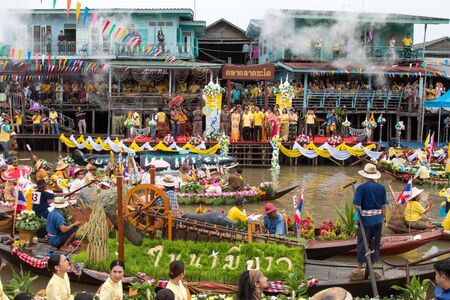 AYUTTHAYA, THAILAND - July 27, 2018 : Traditional parading of candles to temple by the river ceremony on The Buddhist Lent Day.のeditorial素材