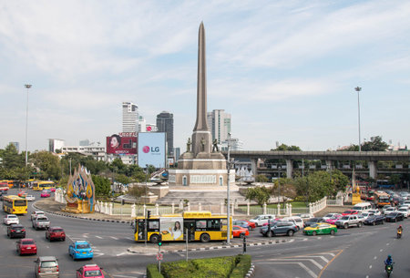 BANGKOK, THAILAND - DECEMBER 15, 2018 : Monument of Victory in bangkok Thailand. This circle of Monument have a lot of traffic jam.のeditorial素材