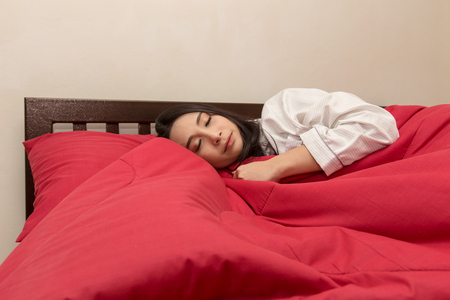 white bedding and pillow in hotel room, pillows on the bed, two pillows in hotel, bed in hotel, bed white color, pillows white color, hotel vintageの写真素材