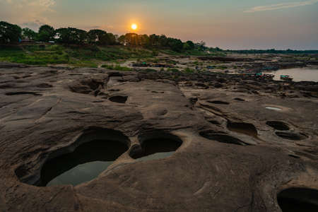 Sunset at Sam Phan Bok (Grand Canyon), Ubon Ratchathani, Thailandの写真素材