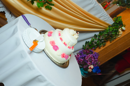 white multi level wedding cake with pink flower decorationsの写真素材