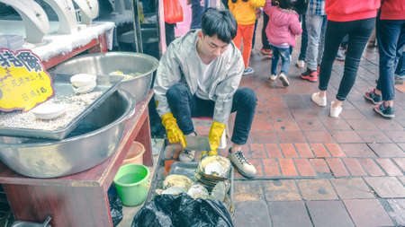 Live haveseting peal directly from the clamのeditorial素材