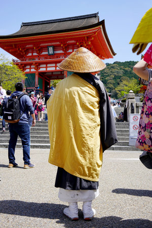 Kyoto, Japan-April 16 2016: Buddhist Monk asking for donation from people in Kiyomizu-dera, Kiyomizudera is the most well-known Zen Buddhist temple in Kyoto, Japanのeditorial素材