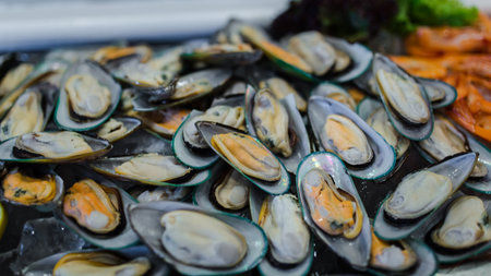 Picture of fresh green mussel and ready to eat in seafood on ice buffet barの写真素材