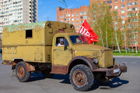 TOLYATTI, RUSSIA, MAY 09, 2018: holiday didicated to Victory day. Green truck kamaz made on GAZ. Vintage car.のeditorial素材