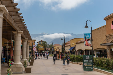 Holiday shopping at the Desert Hills Premium Outlets, Cabazon, Southern Californiaのeditorial素材