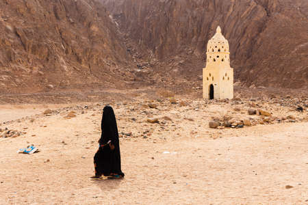 HURGHADA, EGYPT - MAY 18, 2015: Unidentified bedouin girl in the village on the desert near Hurghada. This Village is one of main tourist attractions on desert in Egypt.のeditorial素材