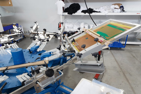 Screen printing machine for applying images by silkscreen printing. Print screening apparatus....